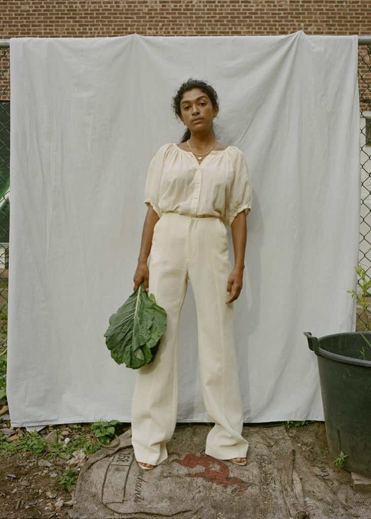 Femme en tenue durable, palette naturelle, illustrant la mission d’Etikashion : style et éthique