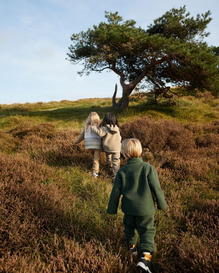 Enfants marchant dans la nature — esprit Etikashion : mode éthique, familiale et durable