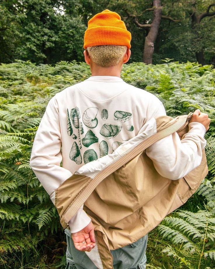 Silhouette au milieu des fougères, chemise motifs verts — vision Etikashion d’une mode responsable et créative